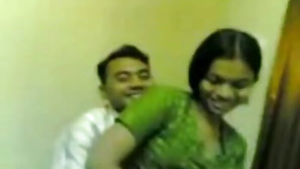 ಬಿಸಿ ಮರಿಗಳು ಒಂದು ಡಿಕ್ ಹೀರುತ್ತಿವೆ