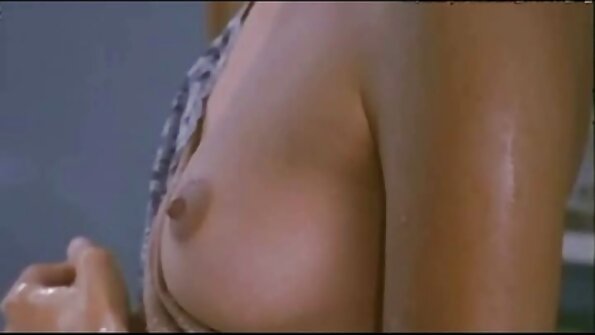 ಕಟುವಾದ ಅಮ್ಮ ಲಪ್ಪಿಂಗ್ ಎ ಜ್ಯುಸಿ ವಿಜಿನಾ