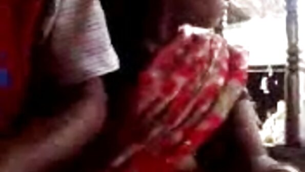 ಹೊಂಬಣ್ಣದ ತರುಣಿ ತನ್ನ ಪುಸಿ ನಕ್ಕಳು